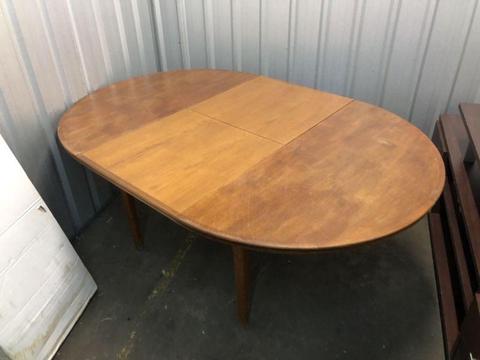 Expandable dining table