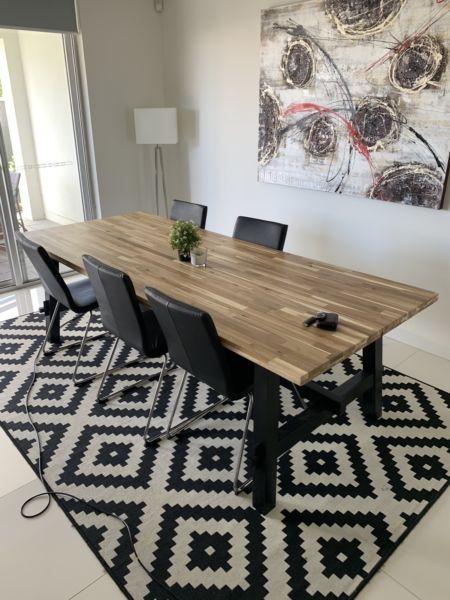 Wanted: Dining table with 6 chairs new