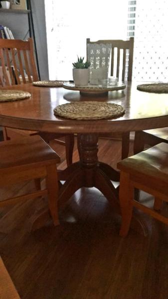 Round dining table and 6 chairs