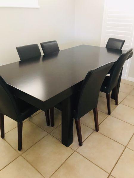 Dining table and 6 matching chairs - excellent condition