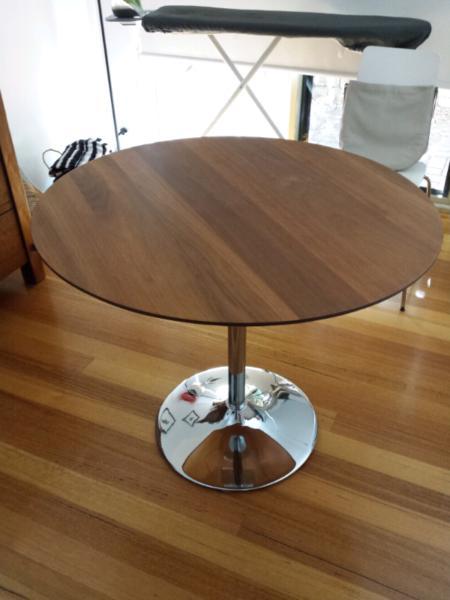 Small round table - very good condition