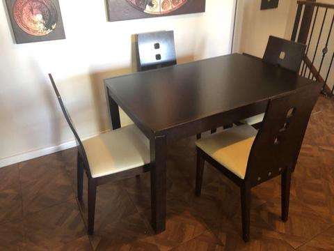 Wooden dining table - extendable - 4 chairs