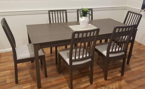 Dining room set - extendable table - almost new