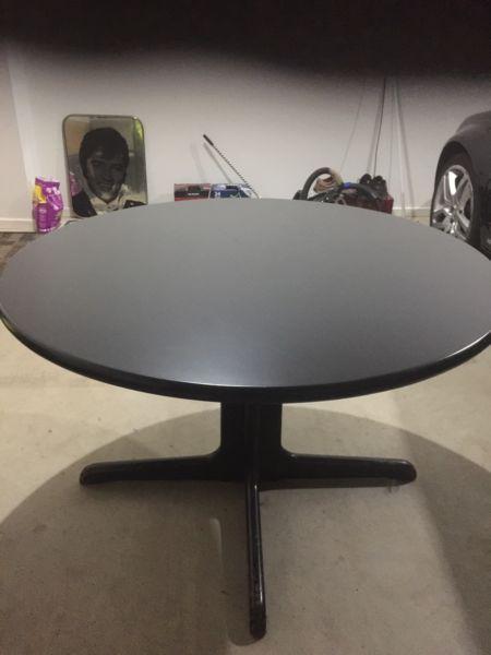 Table Round black excellent condition