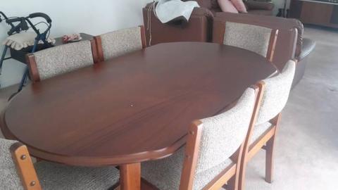 Extendable Polished Veneer Dining Table & 6 Chairs