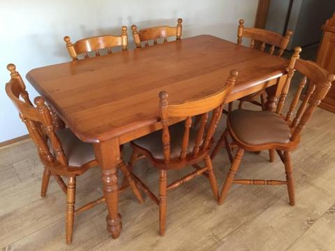 6 seater dining table in great condition