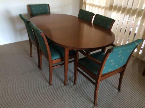 Dining Table Parker Extendable with Chairs beautiful condition