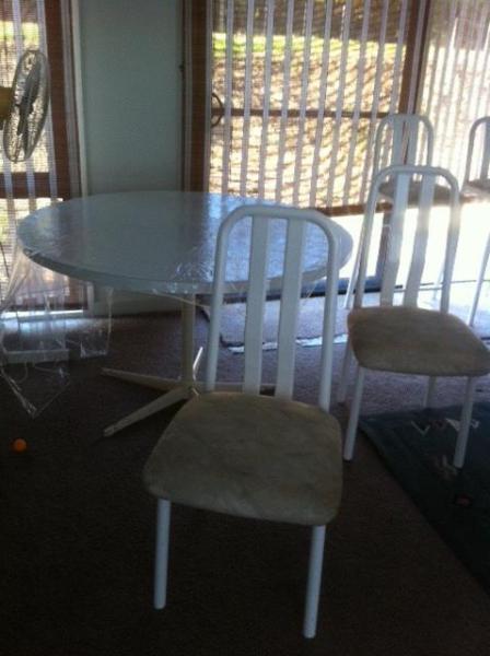 Metal table (round) and metal chairs (4)