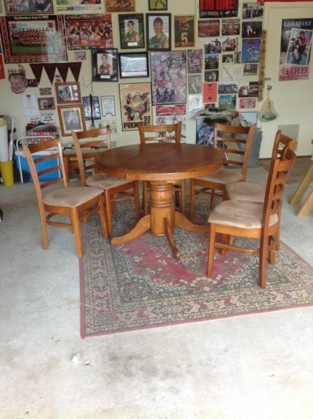 Extendable Dining Set in Perfect Condition