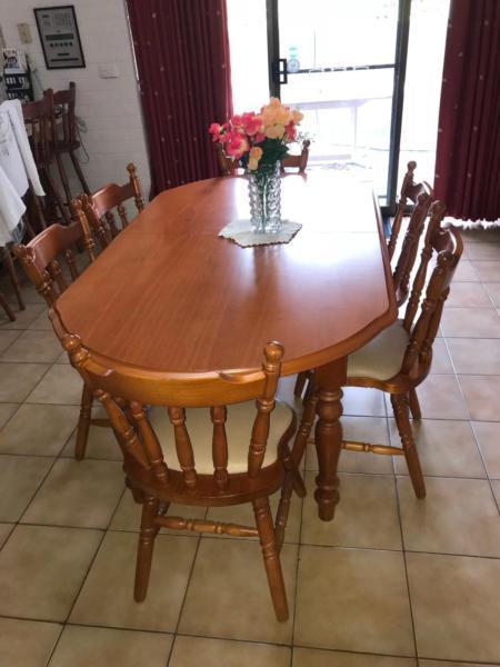 Dinning table with 6 seats in good condition