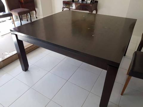Dining Room Table Good Condition - Suitable for 8 chairs