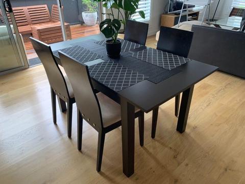 Expandable Dinning Table and 4 Chairs