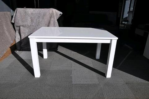 Contemporary 1.4m Dining table in High Gloss White colour
