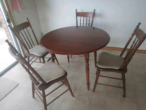 Dining table with 4 chairs Good condition
