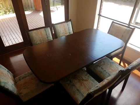 Extendable Dinning Table woth 6 chairs