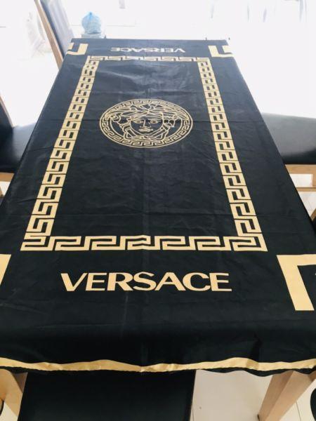 Table cloth(in as new condition)