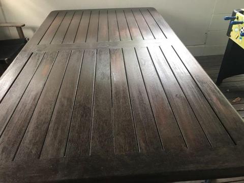 Outdoor dinning table, good condition