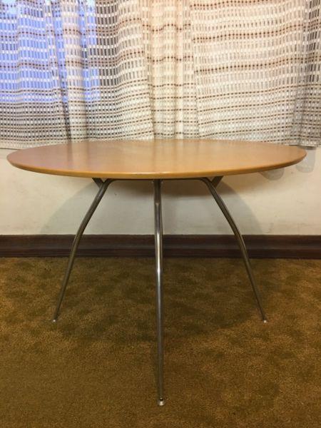 Round dinning table