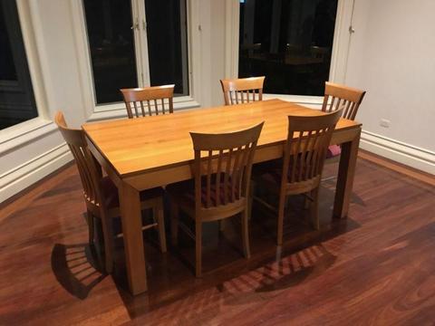 Dining Room Table 6 matching chairs