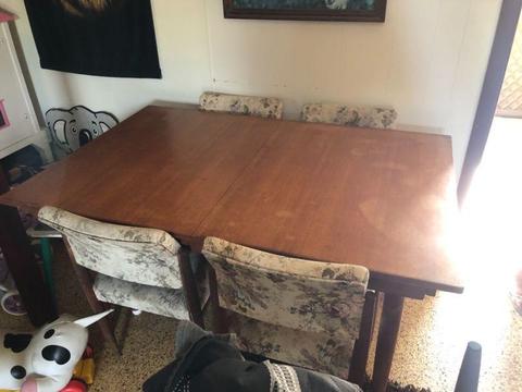 Extendable table & 8 chairs