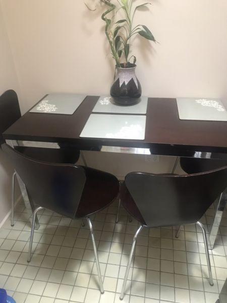 Great small modern kitchen table and chair must sell before 14/1!