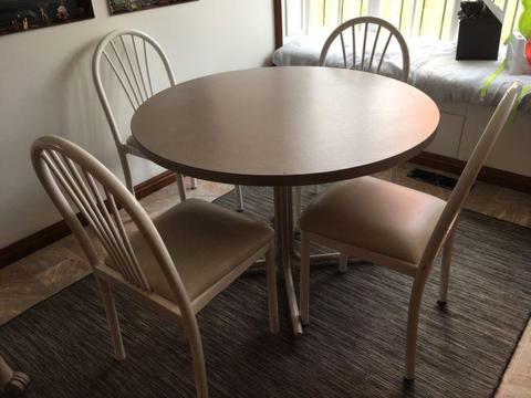 Round Dining room table & 4 chairs small great condition