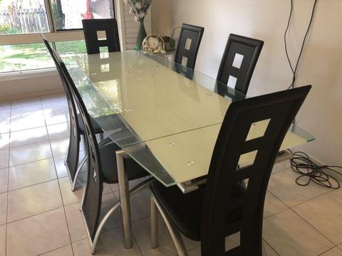 Expandable Dining table and 6 chairs