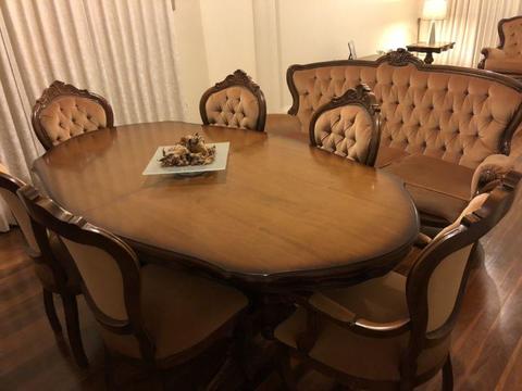 Dining Table MAKE AN OFFER NEED TO HAVE THIS GONE