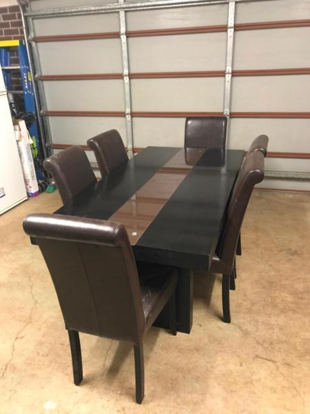Dining table in good condition