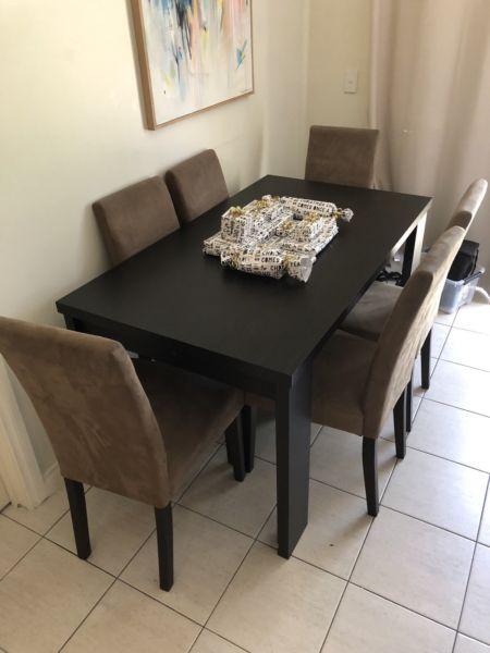 Dining table with 6 fabric chairs. Good condition