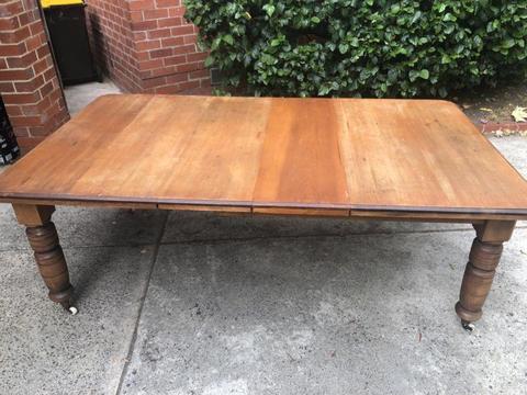 Antique Honey-coloured extendable pine dinner table