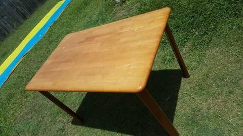 Table - 1200mm x 750mm x 750mm high Good condition