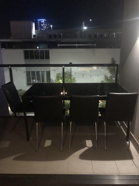 Wanted: Black Glass Dining Table W 4 Leather Chairs