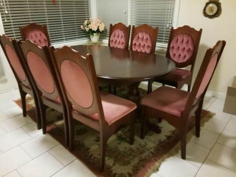 Extendable dining table and 8 chairs