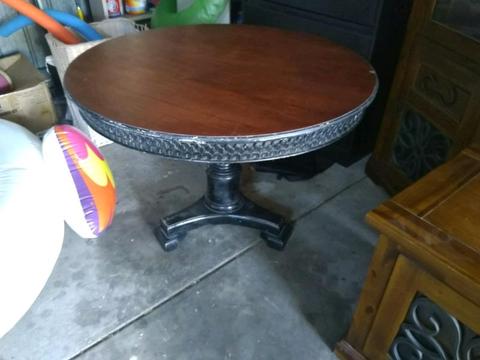 SECONDHAND Round dining table