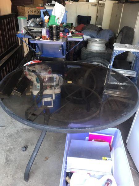 Free round glass table