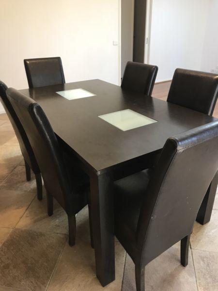 Dining table with 6 seaters