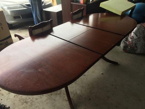 Extendible Table and chairs