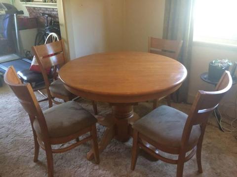 Solid wood round extendable table & 4 chairs excellent cond