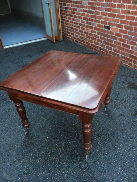 Antique mahogany extendable dinning table