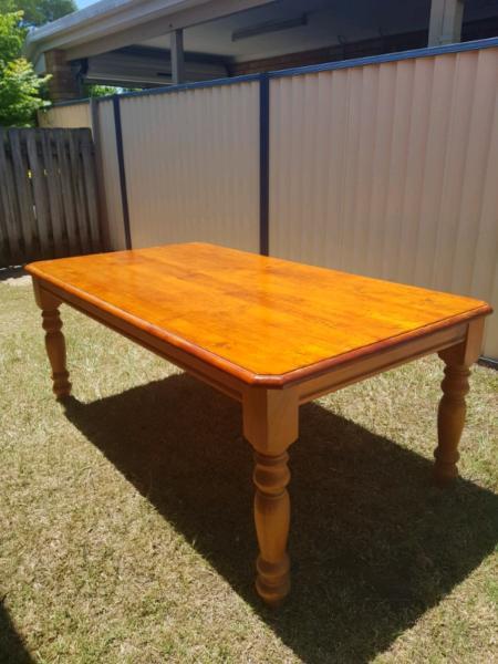 Furniture dinning table