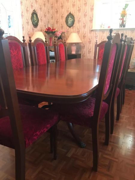Extendable 8 seat dining table