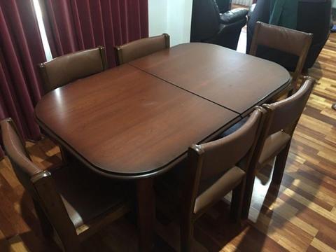 Table and chairs - extendable - 150cm closed 240cm approx extended