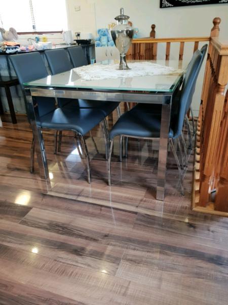 Expandable glass dining table and chairs