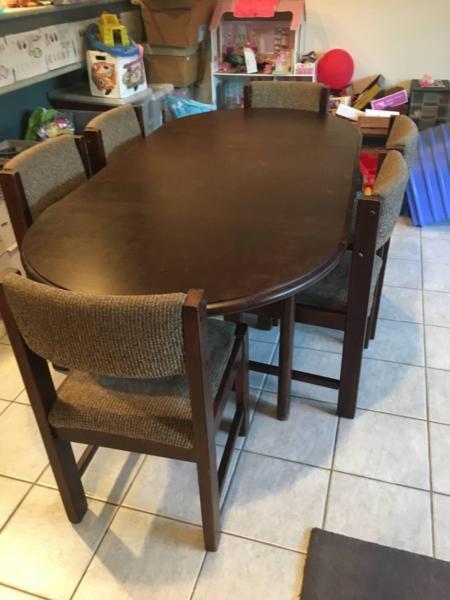 Extendable wooden dining table with 6 chairs