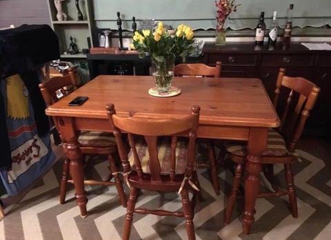 Dining table with 6 matching chairs
