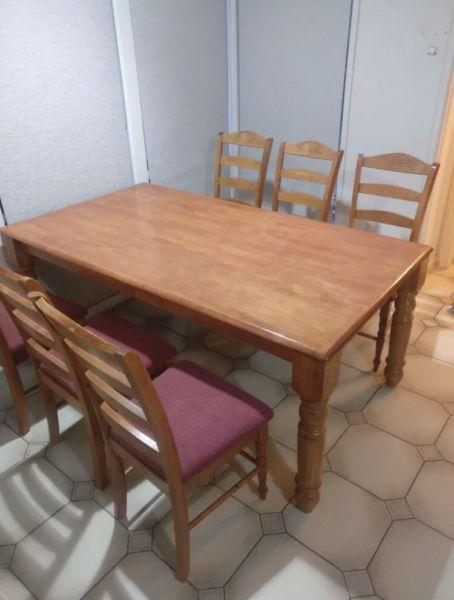 Dining table with 6 chairs good condition
