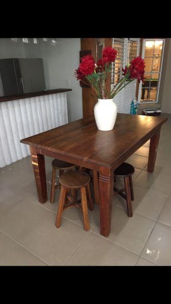Dining Table with 6 stools