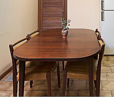 Extendable Solid TImber Table and Chairs Great Condition