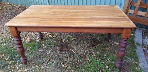 Turned Leg solid wooden country style kitchen table